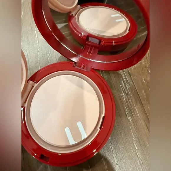 Gucci Cushion de Beauté Limited Luminous SPF 20 Moisturizing Foundation - Picture 8 of 10